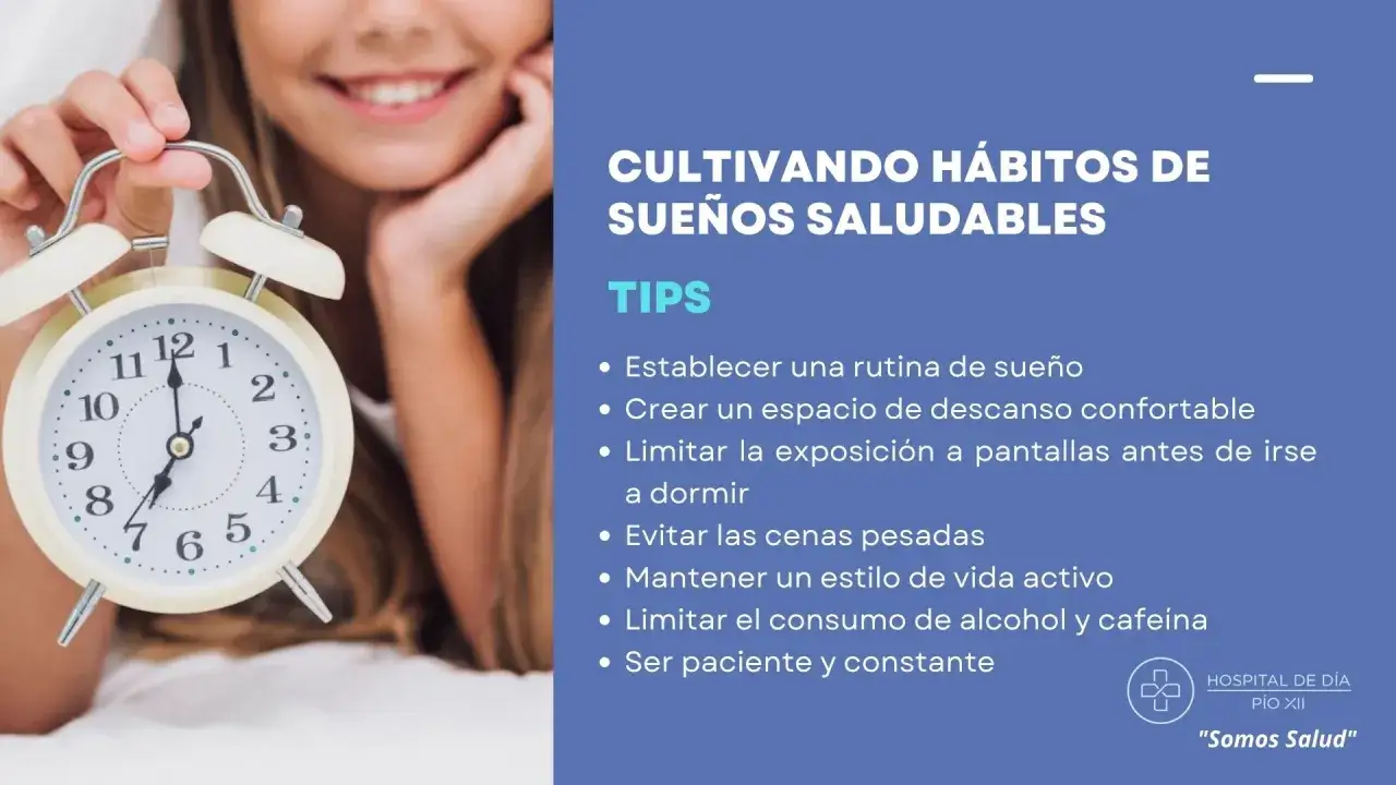 Mujer sonriente sostiene un despertador, promoviendo los beneficios del sue&ntilde;o saludable con consejos pr&aacute;cticos.
