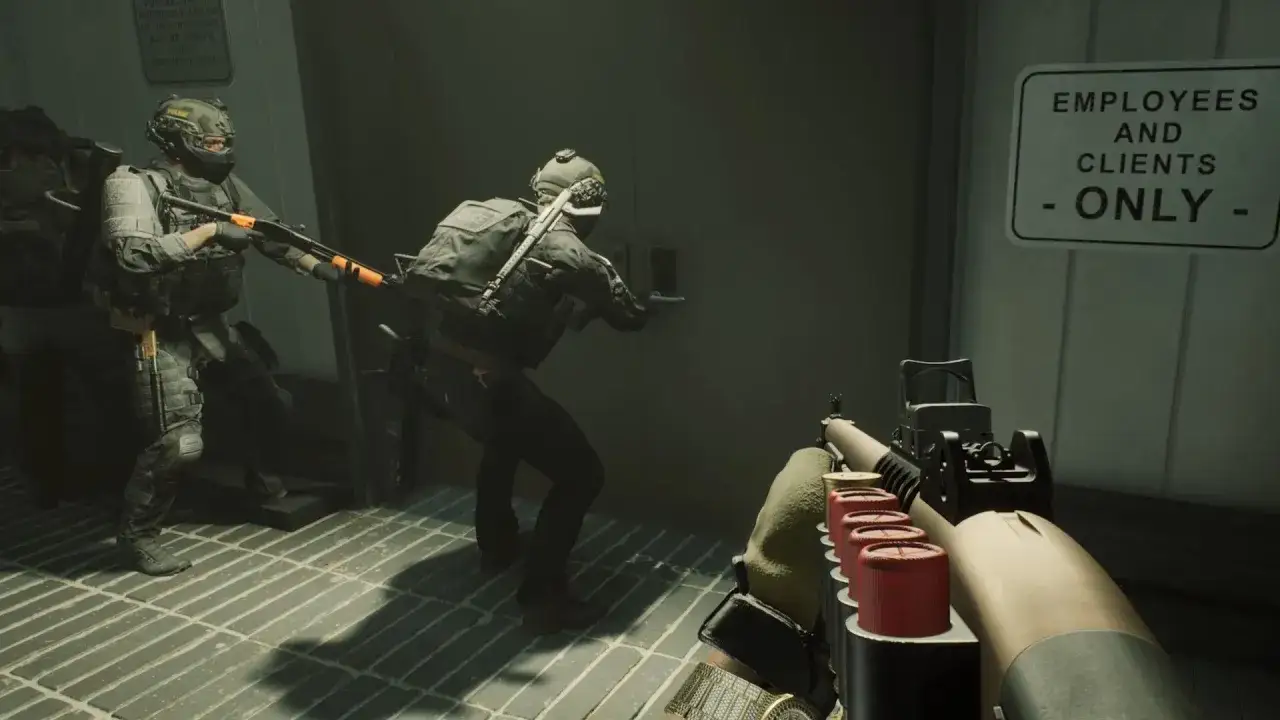 Ein SWAT-Team bereitet sich auf den Einsatz vor, der Tag davor. Sie nähern sich einer Tür mit der Aufschrift