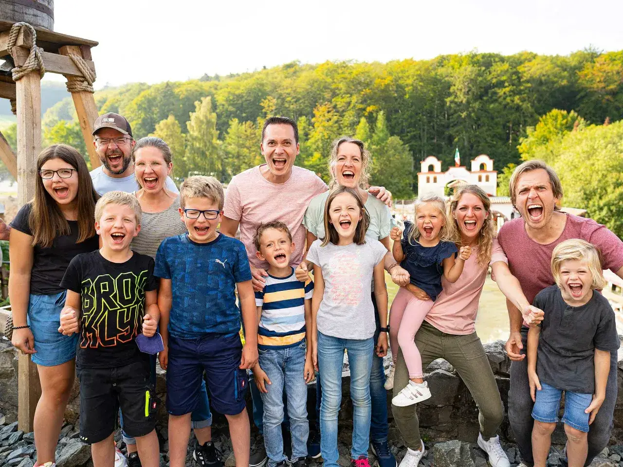 Familie lacht in Freizeitpark