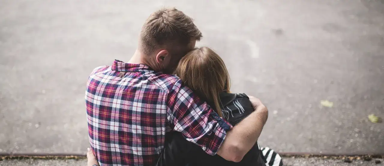 Pareja abrazada, prepar&aacute;ndose para el futuro. Un curso prematrimonial que fortalece su uni&oacute;n.