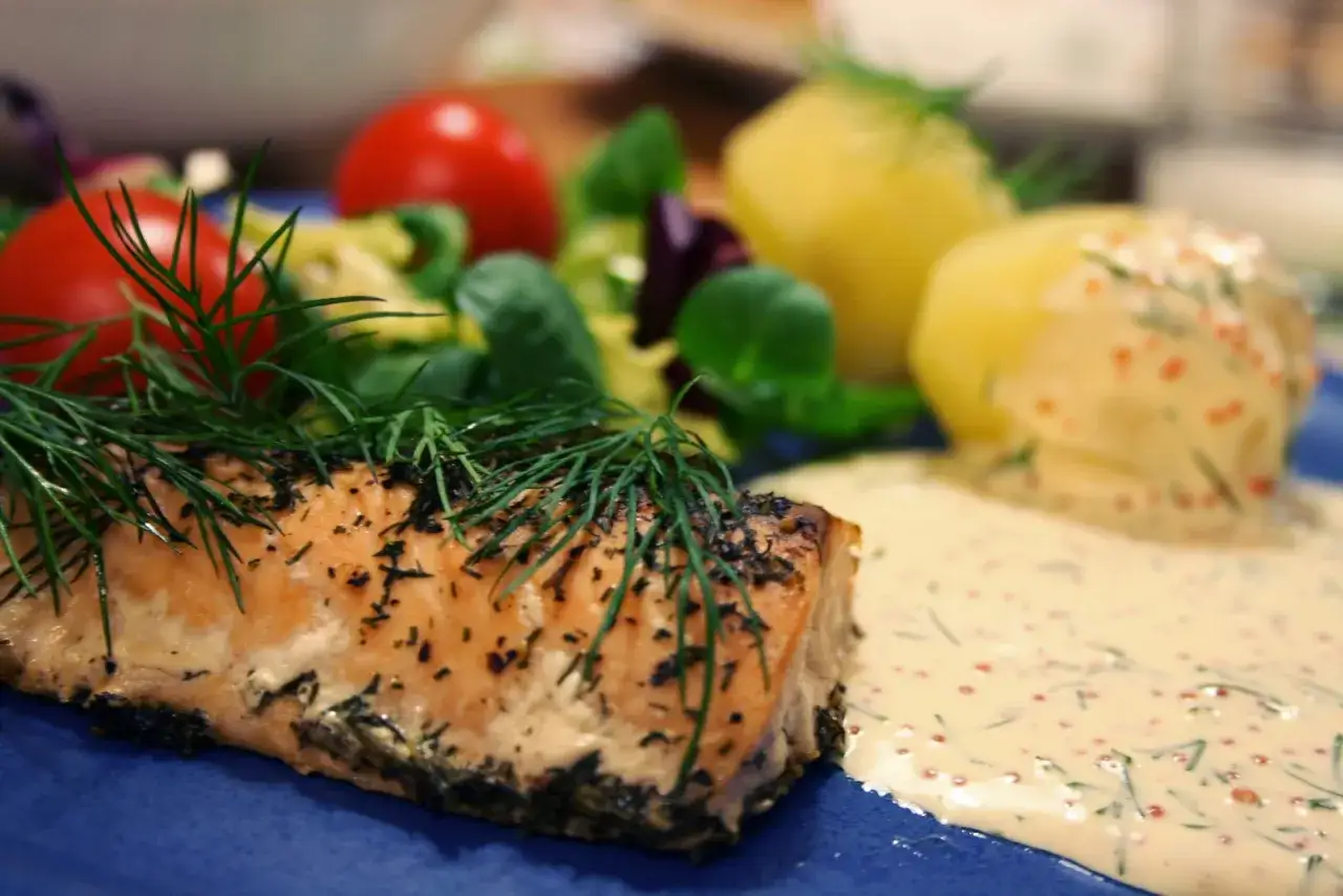 Laxfil&eacute; med dill, kokt potatis, tomater och en kr&auml;mig klassisk roms&aring;s.