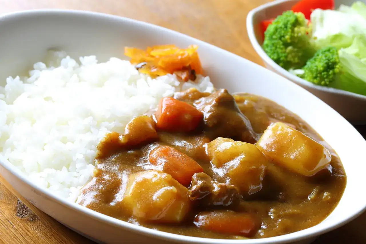 różne rodzaje ryżu i przyprawy curry w proszku i paście