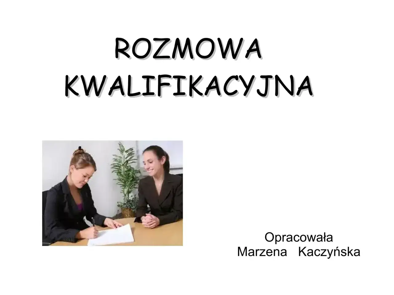 Rozmowa kwalifikacyjna: kandydatka pisze, rekruterka uśmiecha się. Krótki, zwięzły elevator pitch o sukcesie.