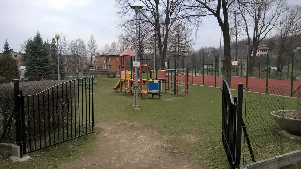 Kolorowy plac zabaw w Rymanowie Zdroju, idealne miejsce na radosne chwile dla dzieci. Obok boisko.