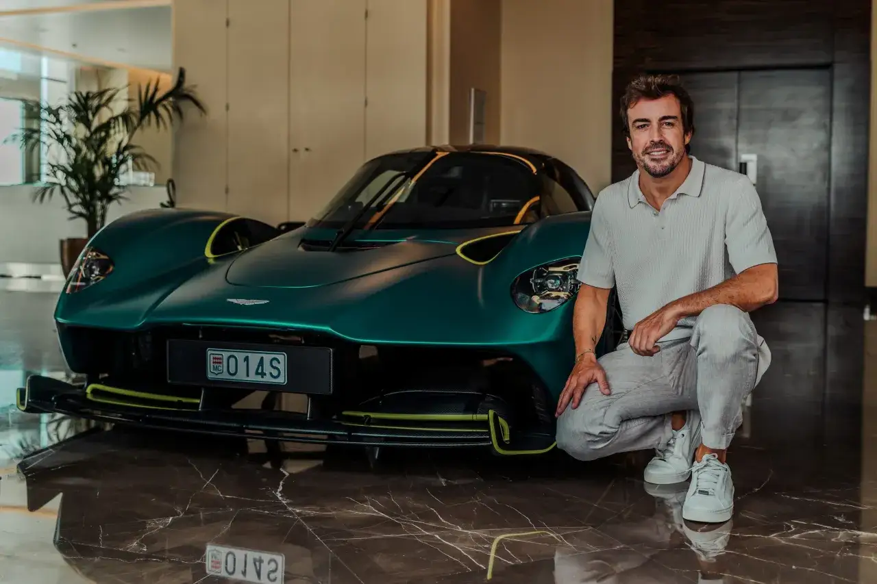 Fernando Alonso sonríe junto a un Aston Martin verde esmeralda. Las noticias sobre Fernando Alonso y su pasión por los coches son siempre emocionantes.