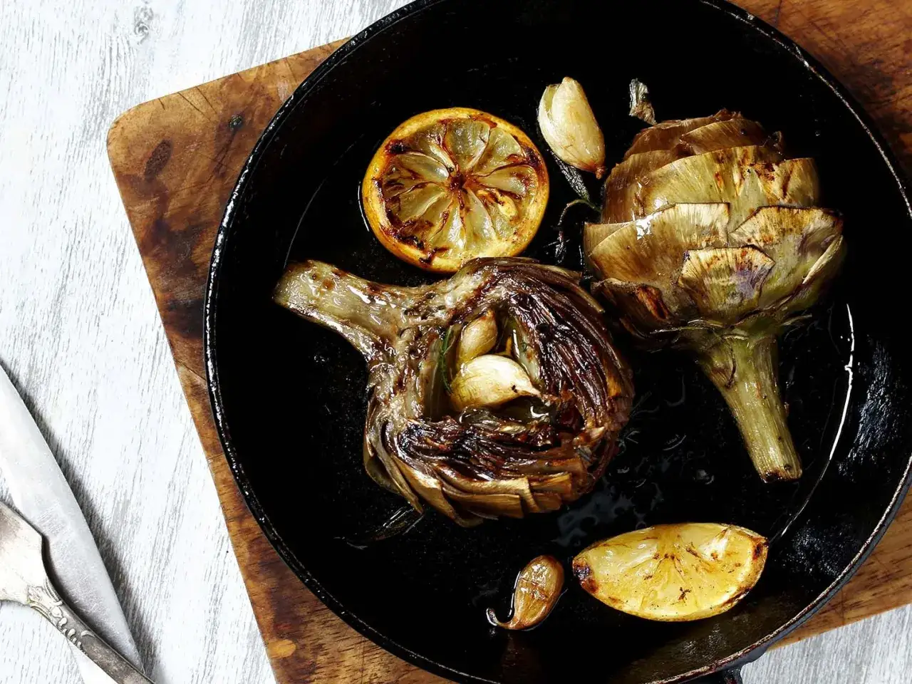 Artichauts rôtis à l'ail et au citron, une délicieuse recette artichaut prête à être dégustée.