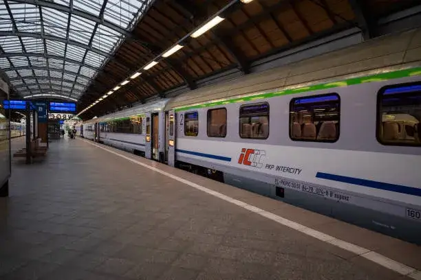 pociąg Intercity IC na peronie