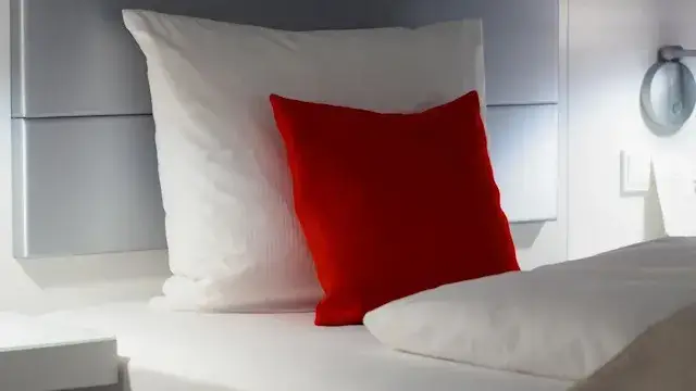 różne rodzaje wypełnień poduszek hotelowych
