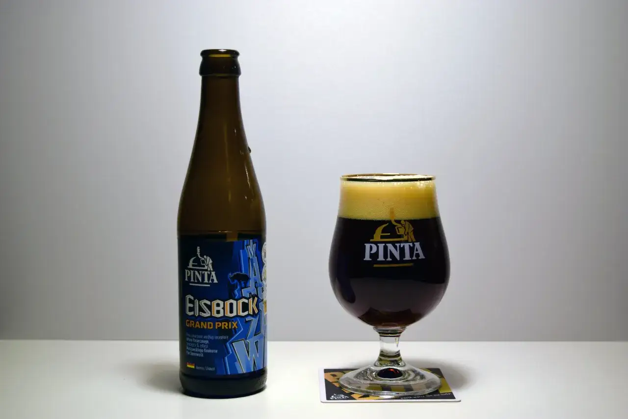 Butelka i kielich z piwem Pinta Eisbock. Jak rozpoznać piwo wymrożone typu eisbock w smaku? Intensywny aromat i głęboki smak.