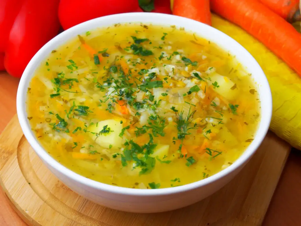 Aromaticzna zupa krupnik z warzywami, idealna na chłodne dni. Zastanawiasz się, ile kalorii ma zupa krupnik? Ta wersja jest lekka i zdrowa!
