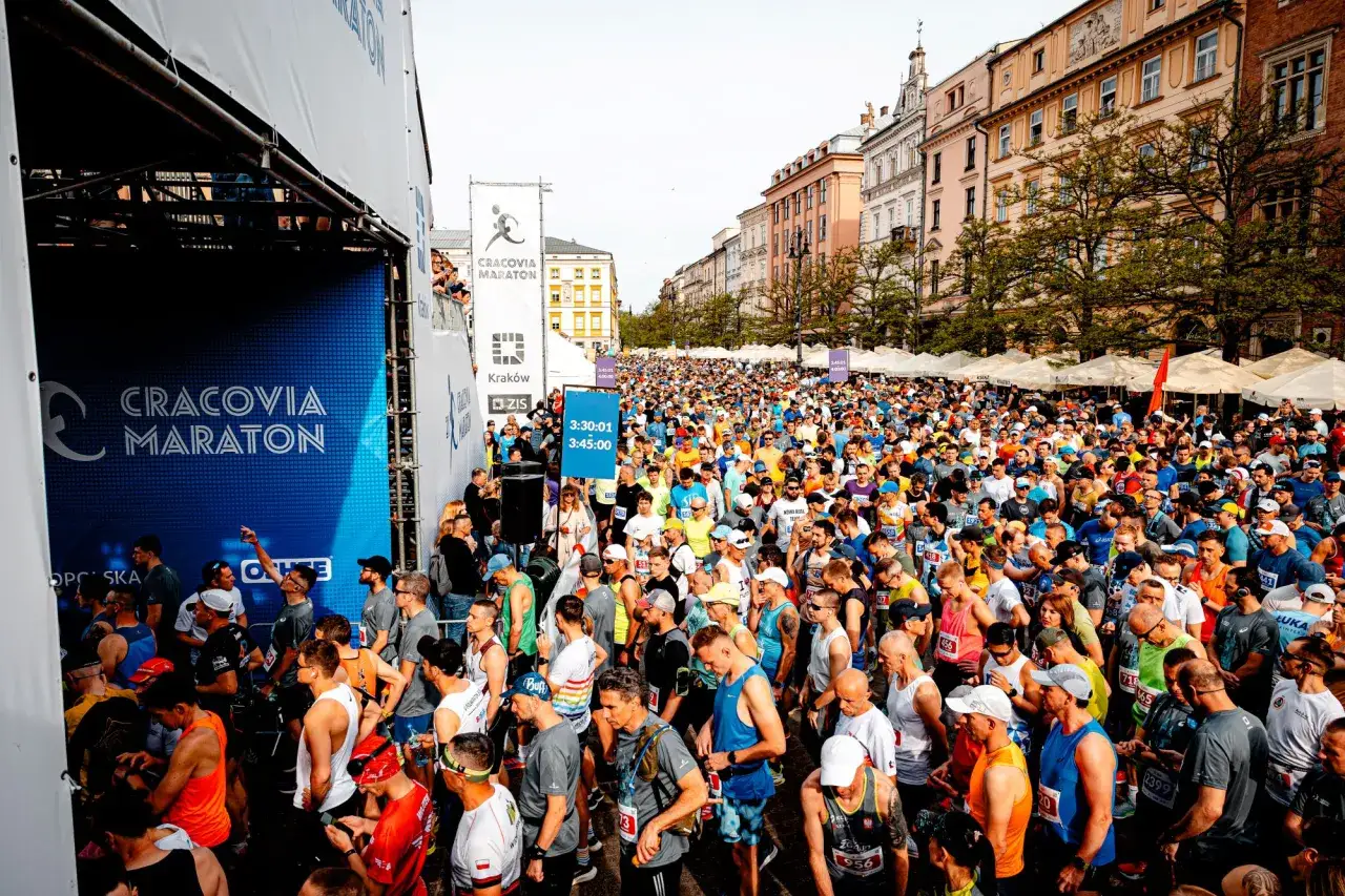 Tysiące biegaczy gotowych do startu w Cracovia Maraton. Wszyscy czekają na sygnał do biegania w Krakowie.