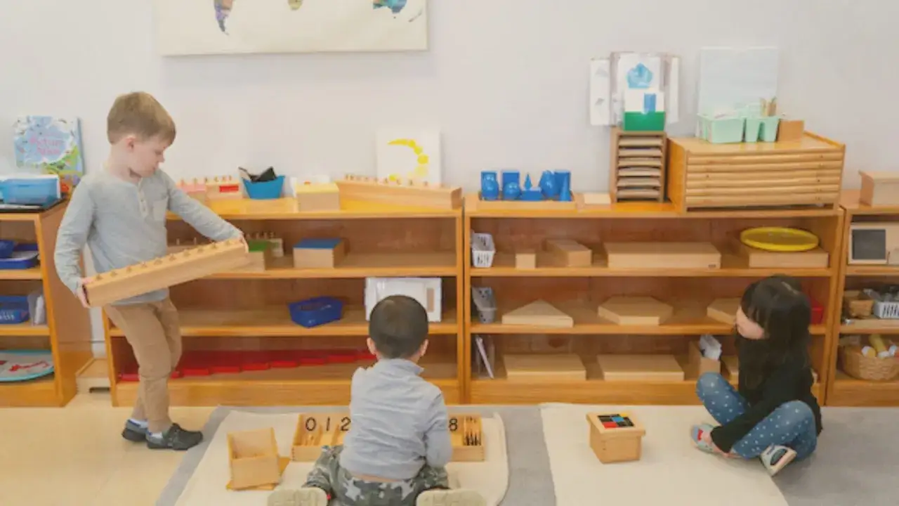 Dzieci uczą się przez zabawę, rozwijając umiejętności matematyczne i logiczne. To pokazuje, metoda Montessori na czym polega.
