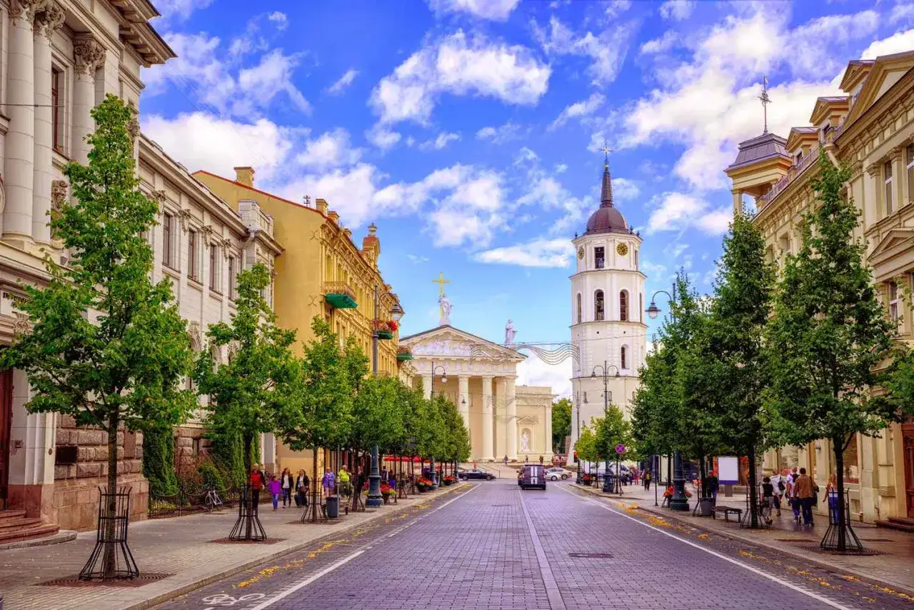 Ulica w Wilnie z Katedrą i dzwonnicą. Idealne miejsce na city break, by poczuć atmosferę miasta.