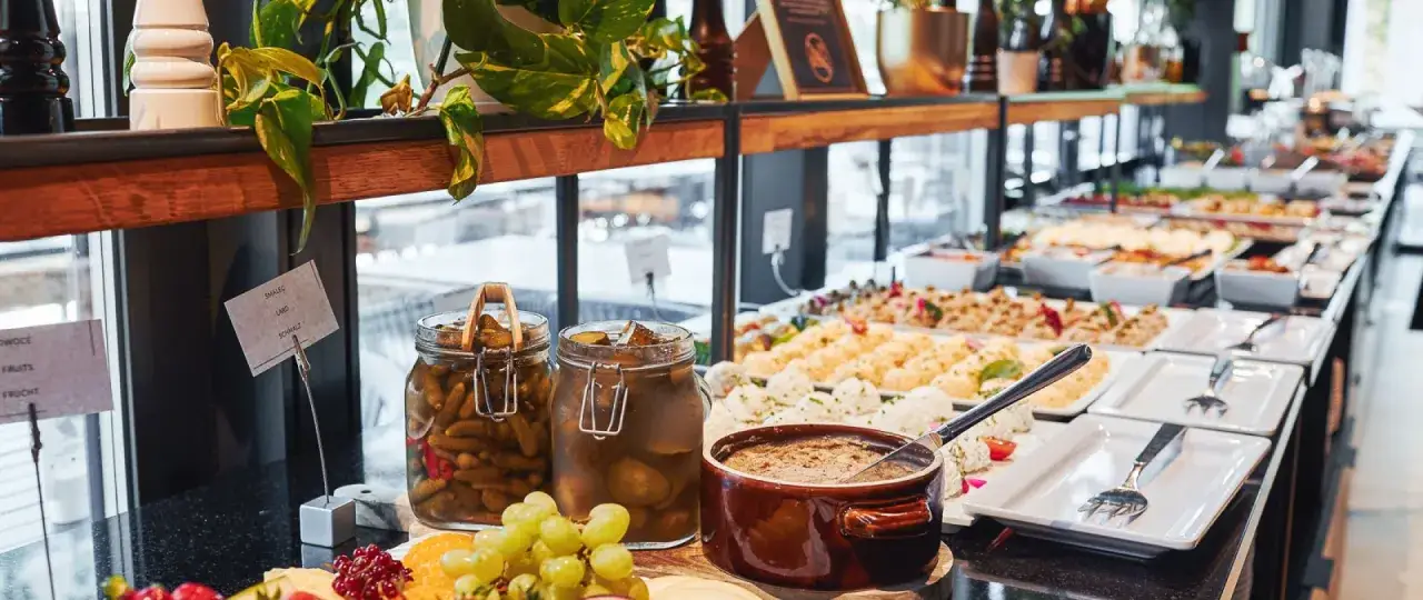 Wczasy nad morzem z wyżywieniem szwedzki stół: bogactwo smaków i aromatów na stole. Od świeżych owoców po sycące dania główne, każdy znajdzie coś dla siebie.