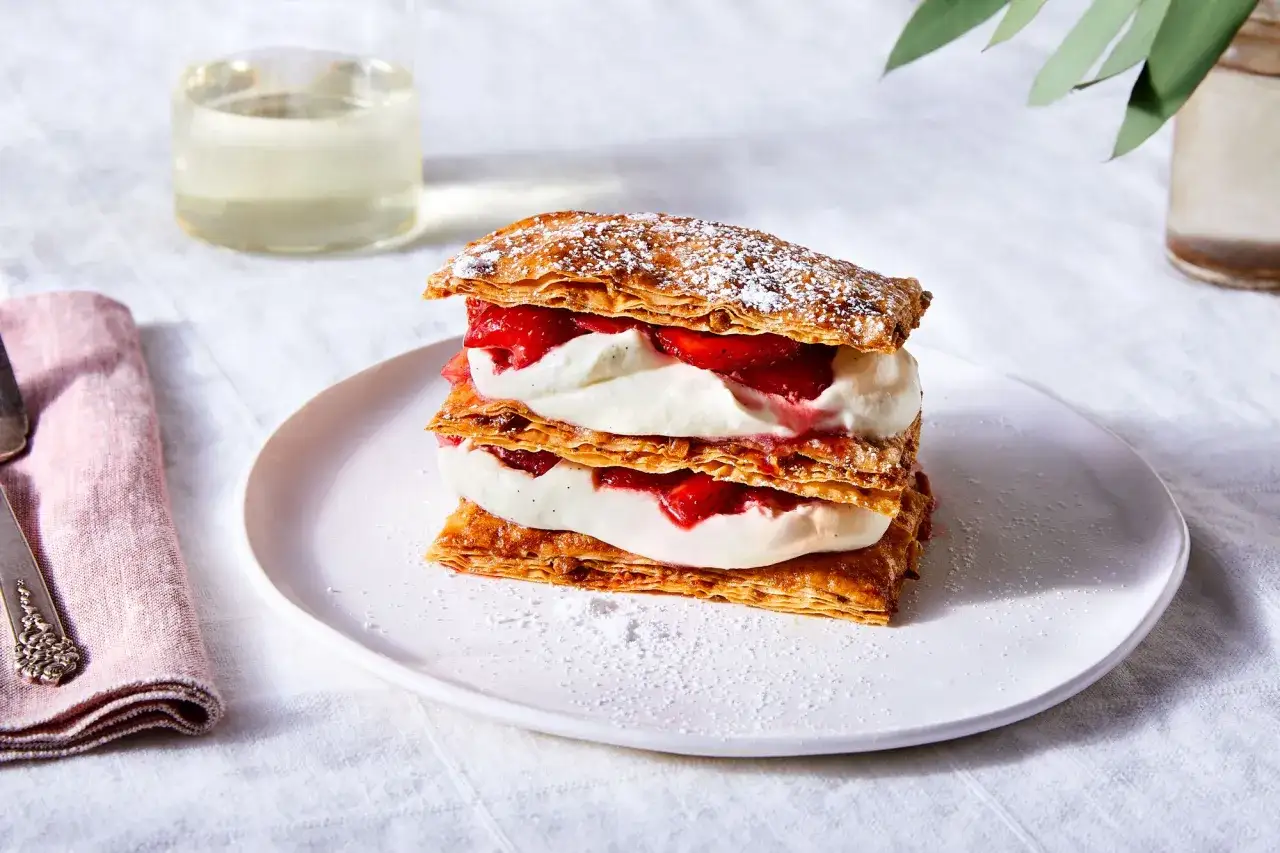En l&auml;cker dessert med filodeg, gr&auml;dde och jordgubbar. Ett perfekt filodeg recept f&ouml;r sommaren.