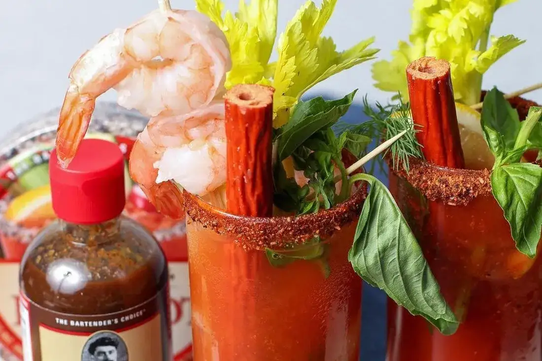 kreatywne i bogate dekoracje (garnish) na koktajlach Krwawa Mary