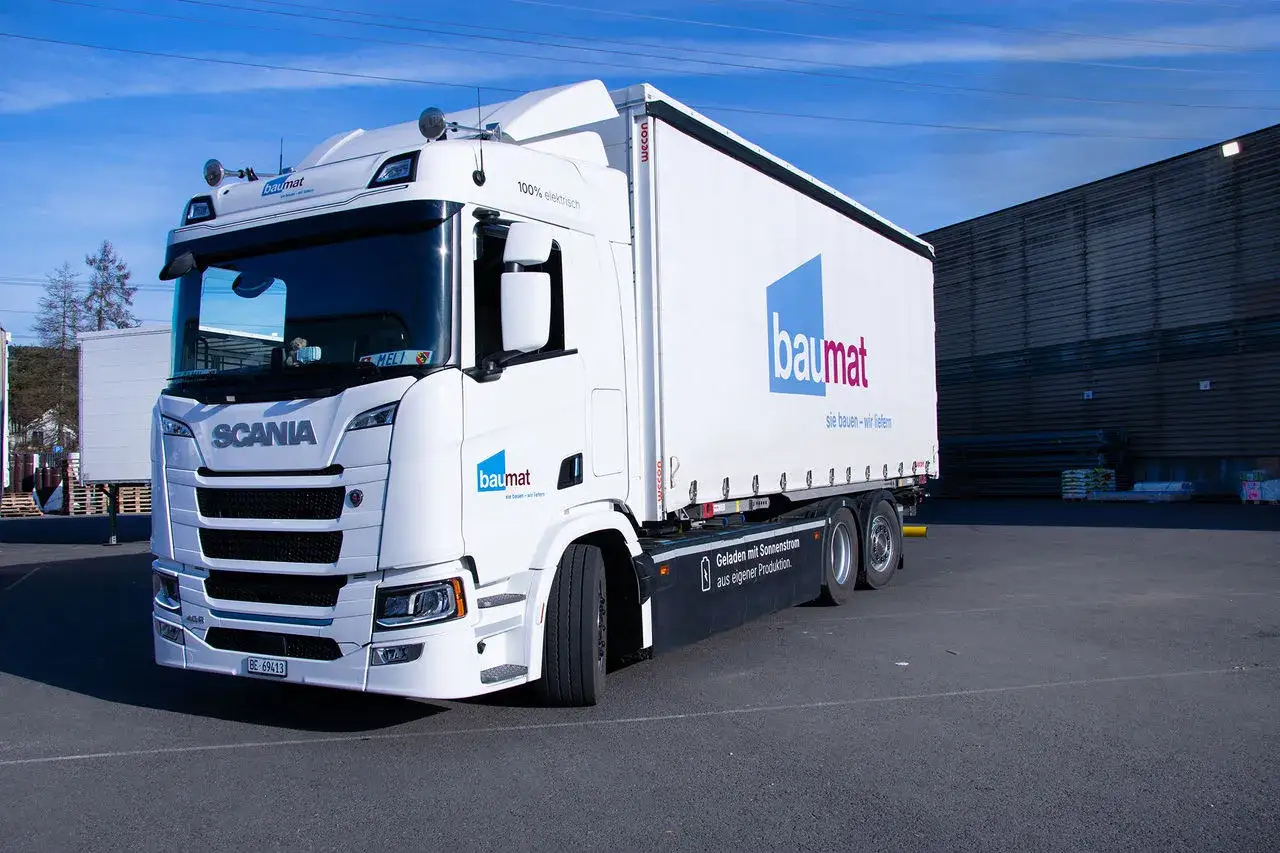 Camion Scania hybride blanc de livraison, marqu&eacute; 