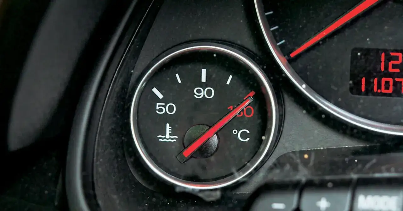 Wskaźnik temperatury silnika pokazuje 100&deg;C. Wysoka temperatura silnika przyczyny mogą być r&oacute;żne, np. niski poziom płynu chłodniczego.