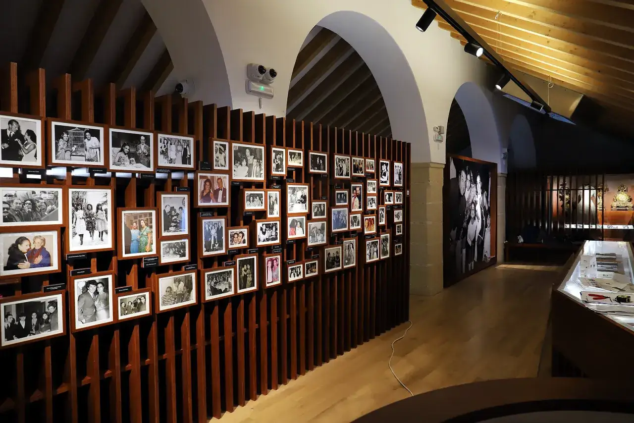 Exposici&oacute;n de fotograf&iacute;as en la Casa Lola Flores de Jerez, mostrando momentos de su vida y carrera art&iacute;stica.