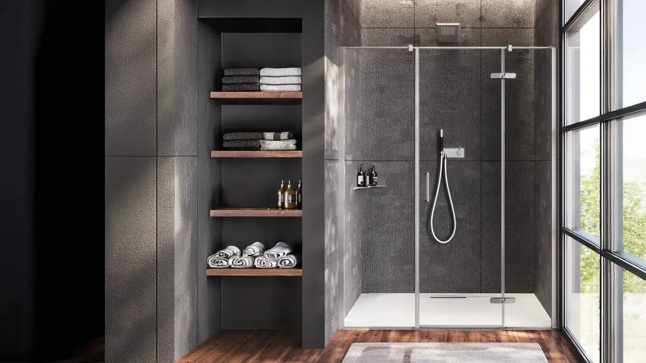 Bagno moderno con doccia passante in cristallo, mensole con asciugamani e flaconi, e un'ampia finestra.