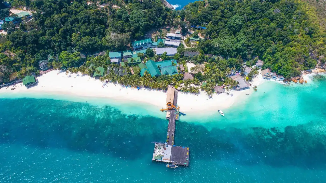Traumhafte Insel mit wei&szlig;em Sandstrand, t&uuml;rkisfarbenem Wasser und &uuml;ppiger Vegetation. Perfekt f&uuml;r einen Urlaub im Malaysia Wetter Juli.