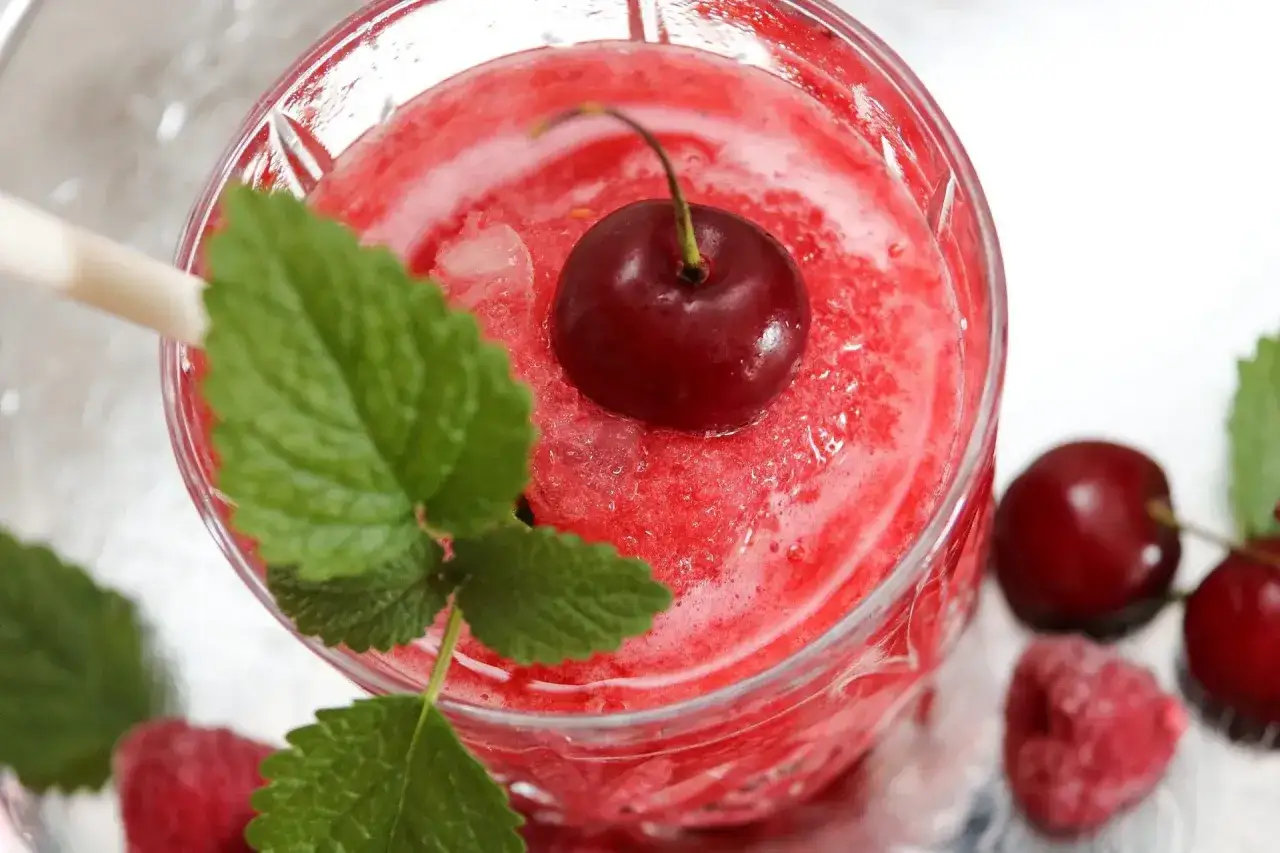 Sommarfräsch körsbärsslush med mynta och hallon. Ett perfekt slush recept för varma dagar.