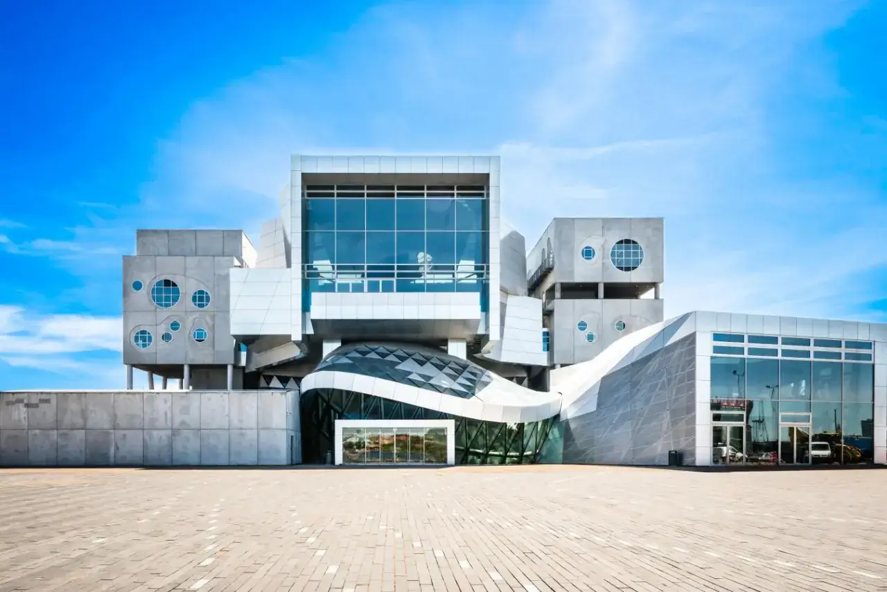 Modern arkitektur i en stad p&aring; Nordjylland. Byggnaden har en unik, futuristisk design med glas och metall.