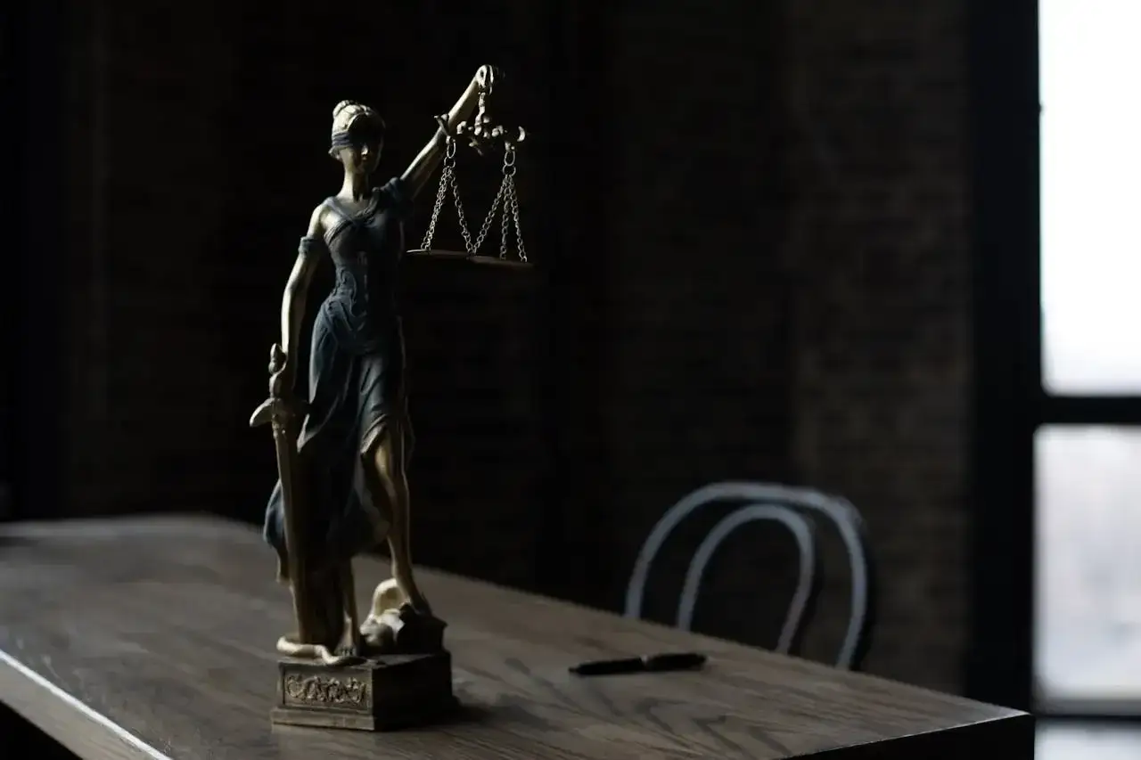 Figurka Temidy na stole, symbol sprawiedliwości. Czy chwilówki się przedawniają? Pytanie o termin przedawnienia.