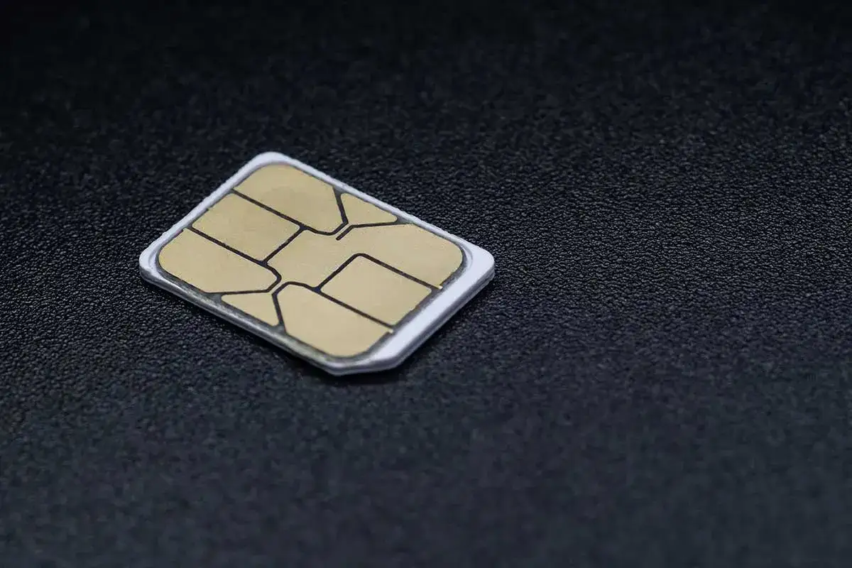 Karta SIM na czarnym tle. Telefon nie czyta karty SIM, co może być frustrujące.