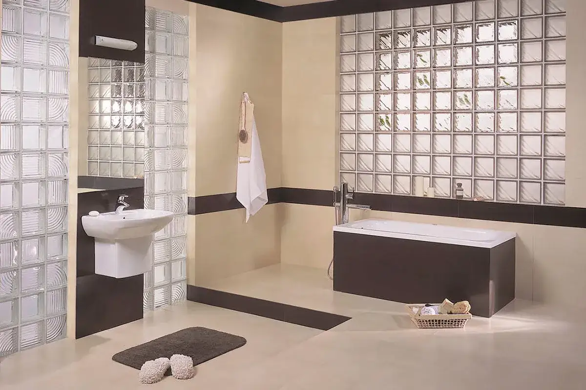 Ett modernt badrum med en v&auml;gg av glasblock som sl&auml;pper in ljus. H&auml;r ser du hur man kan montera glasblock f&ouml;r en stilren och funktionell design.