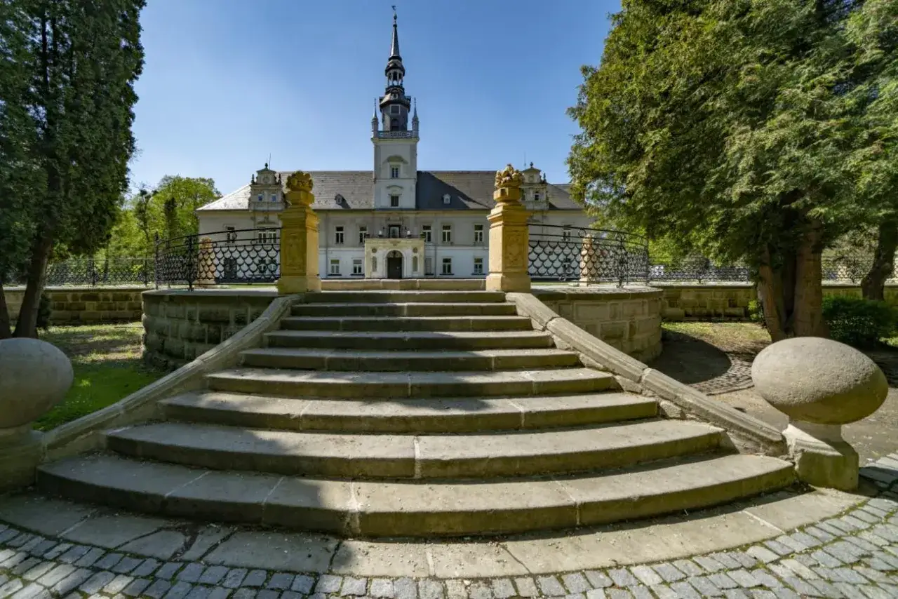 Zdjęcie Pałac w Tułowicach: historia i tajemnice szlacheckiego dworu