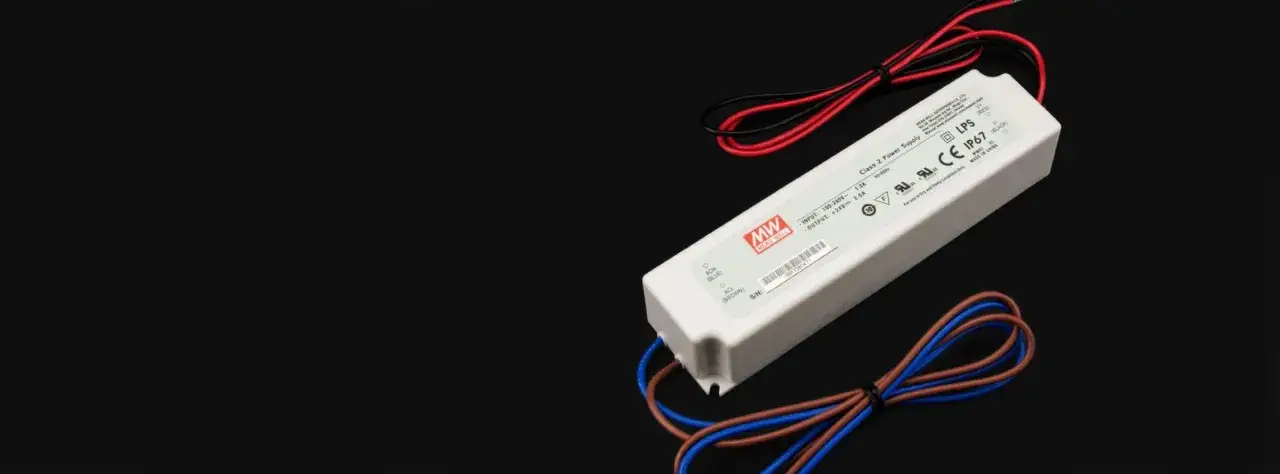 Zasilacz do taśmy LED, model MW, IP67, z czerwonymi i czarnymi przewodami. Zapewnia moc do taśmy LED.
