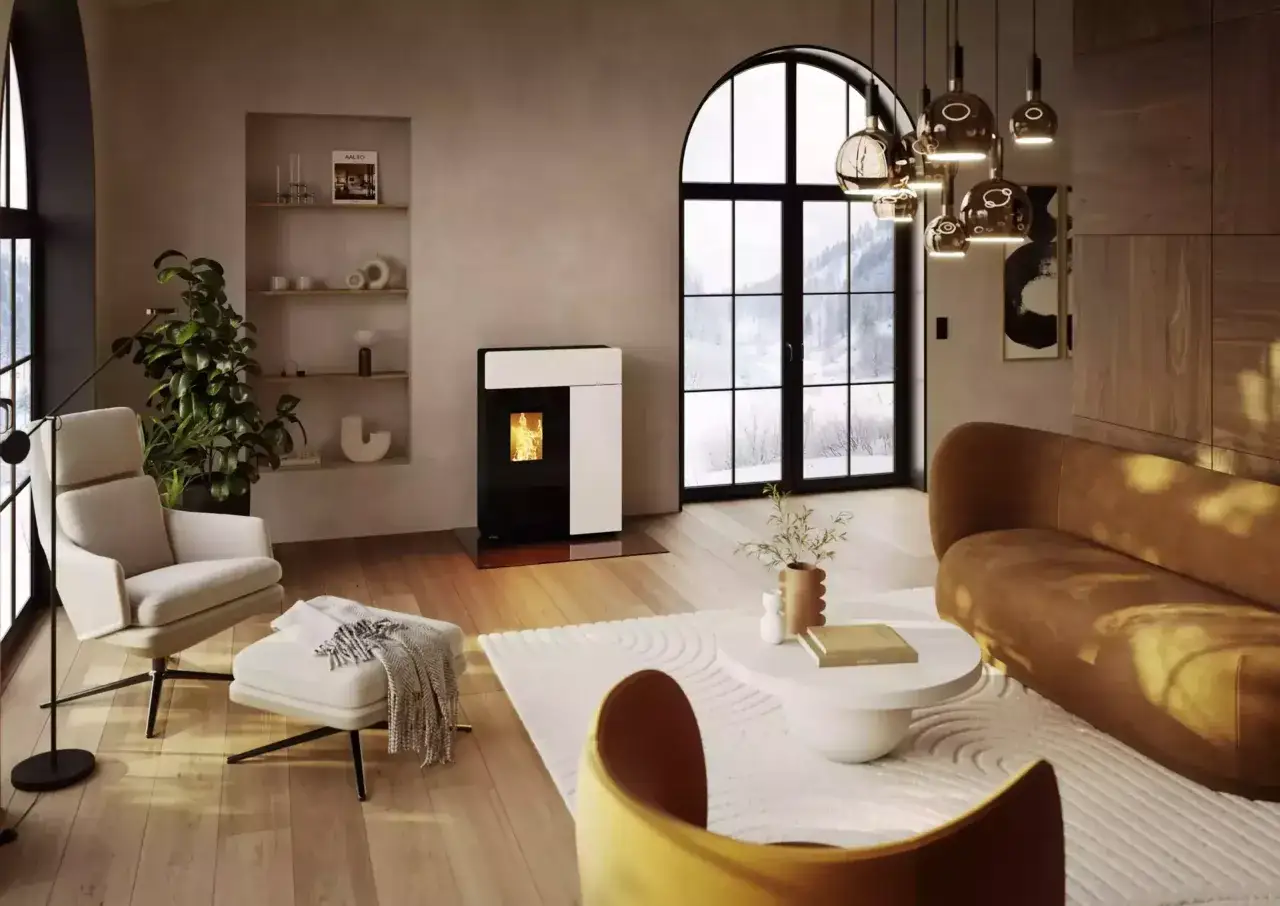 Salon moderne avec po&ecirc;le &agrave; granul&eacute;s Rika en mode confort ou automatique, fauteuil, canap&eacute; et grande fen&ecirc;tre donnant sur un paysage enneig&eacute;.