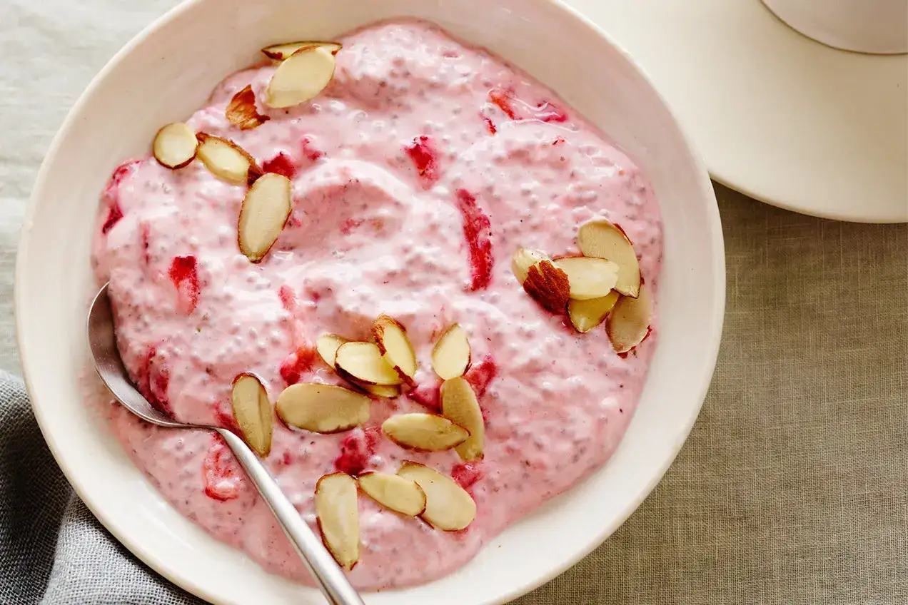 Pudding chia z truskawkami i migdałami. Niskie truskawki indeks glikemiczny, idealne na zdrowy deser.