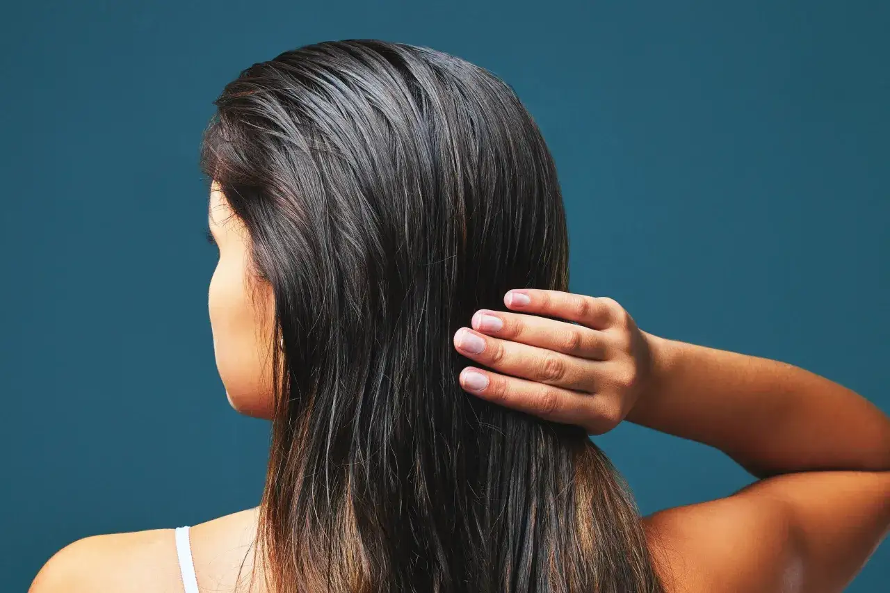 Frau mit fettigem Haar, Problem, Ursachen, Kopfhaut