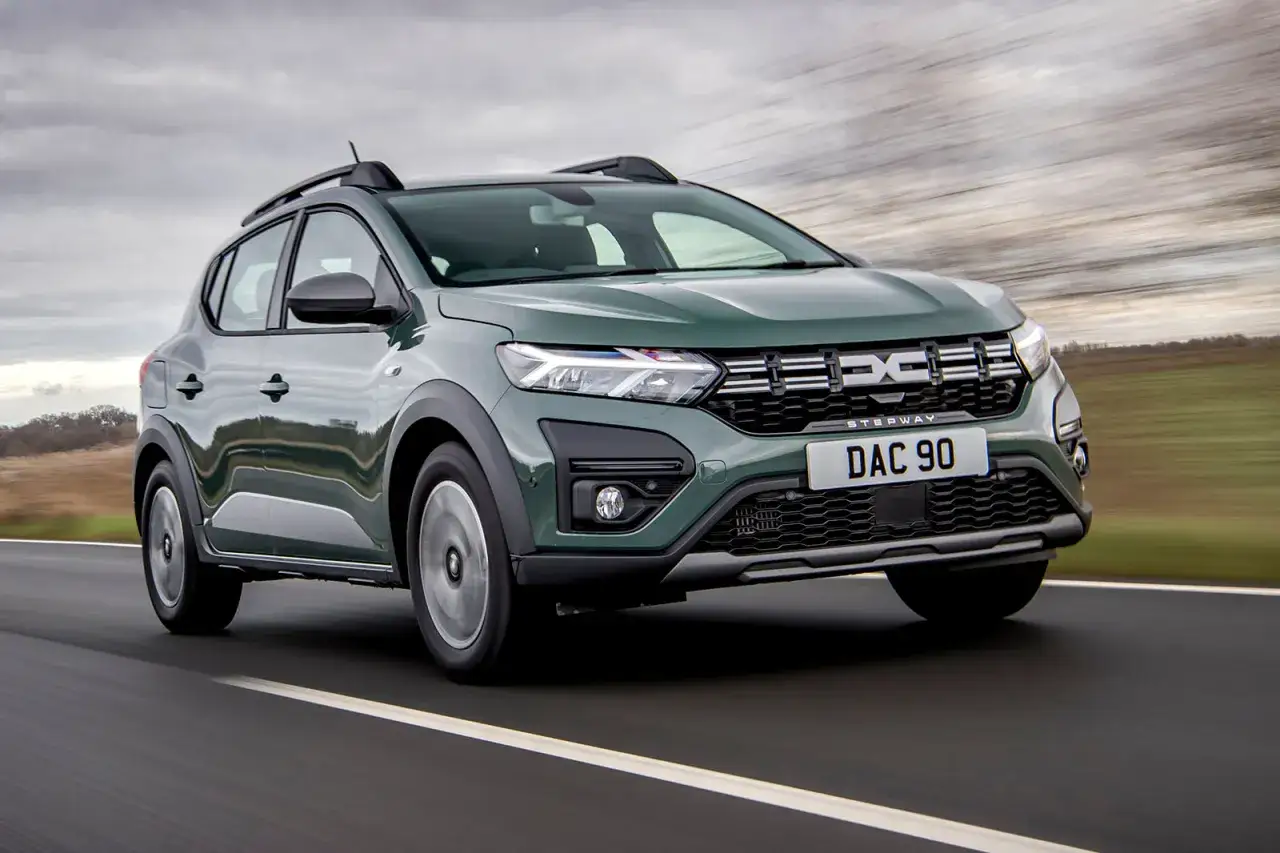 Grön Dacia Sandero Stepway på väg, redo för ett däcktest.