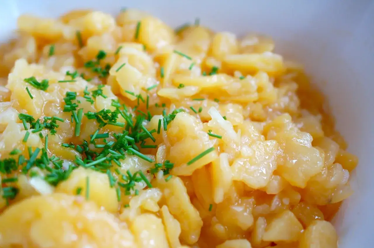 Ein köstlicher Kartoffelsalat, garniert mit frischem Schnittlauch. Perfekt, um ihn zu retten und zu genießen!