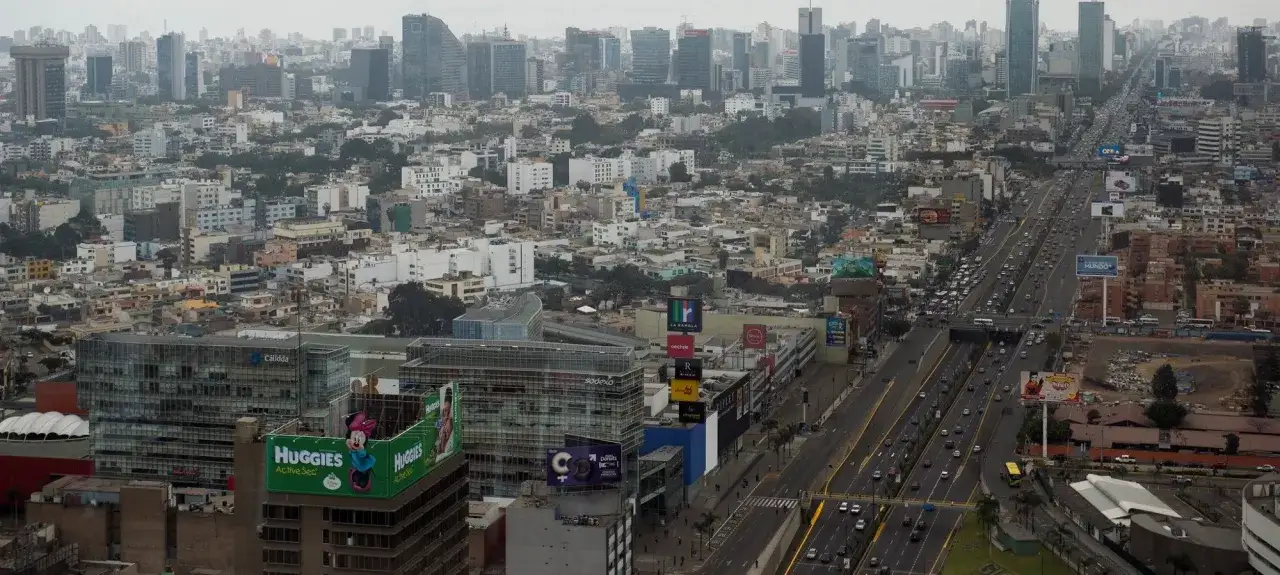 Weite Stadtansicht von Lima, Peru, mit vielen Geb&auml;uden und einer stark befahrenen Autobahn. Die lima einwohner leben in dieser gesch&auml;ftigen Metropole.