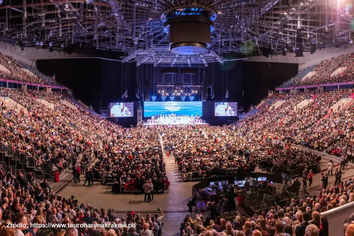 Widownia Tauron Areny wypełniona po brzegi. Koncert na żywo, tłumy ludzi czekają na występ.
