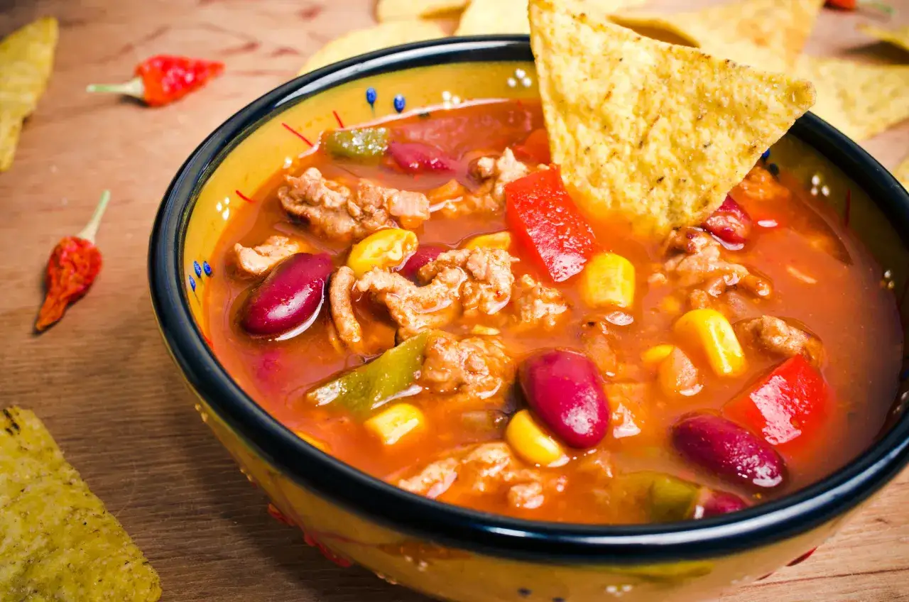 Meksykańska zupa z fasolą, mięsem i kukurydzą, podana z nachos. Idealne jakie przyprawy do zupy meksykańskiej?