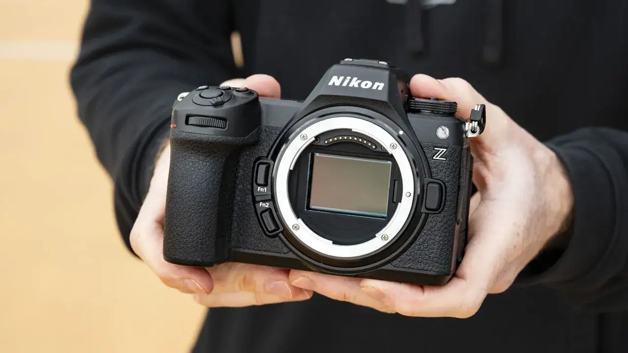 Nikon Z6 to bezlusterkowiec pełna klatka, który często pojawia się w rankingach najlepszych aparatów.