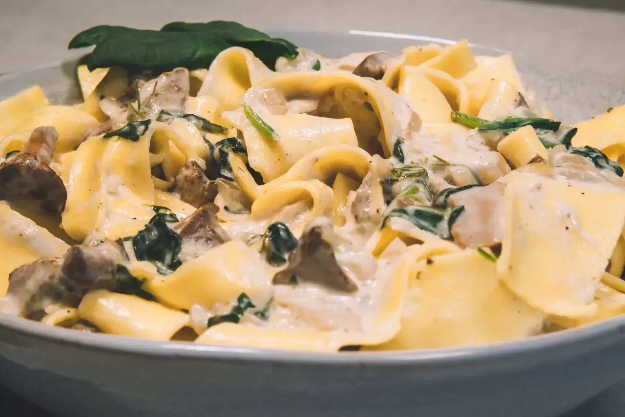 Krämig pasta med kantareller och spenat, en härlig höstfavorit.