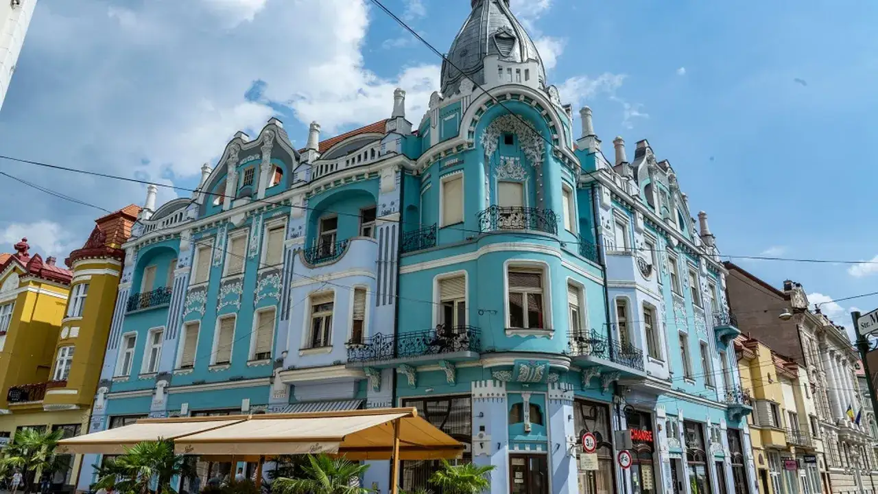 Piękne, błękitne kamienice w Oradei, pełne secesyjnych zdobień, to prawdziwe atrakcje miasta.