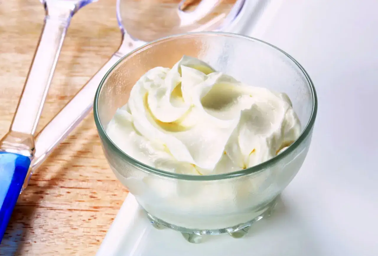 Un bol de mascarpone ou cr&egrave;me fra&icirc;che onctueuse, pr&ecirc;t &agrave; &ecirc;tre utilis&eacute; pour un dessert gourmand.