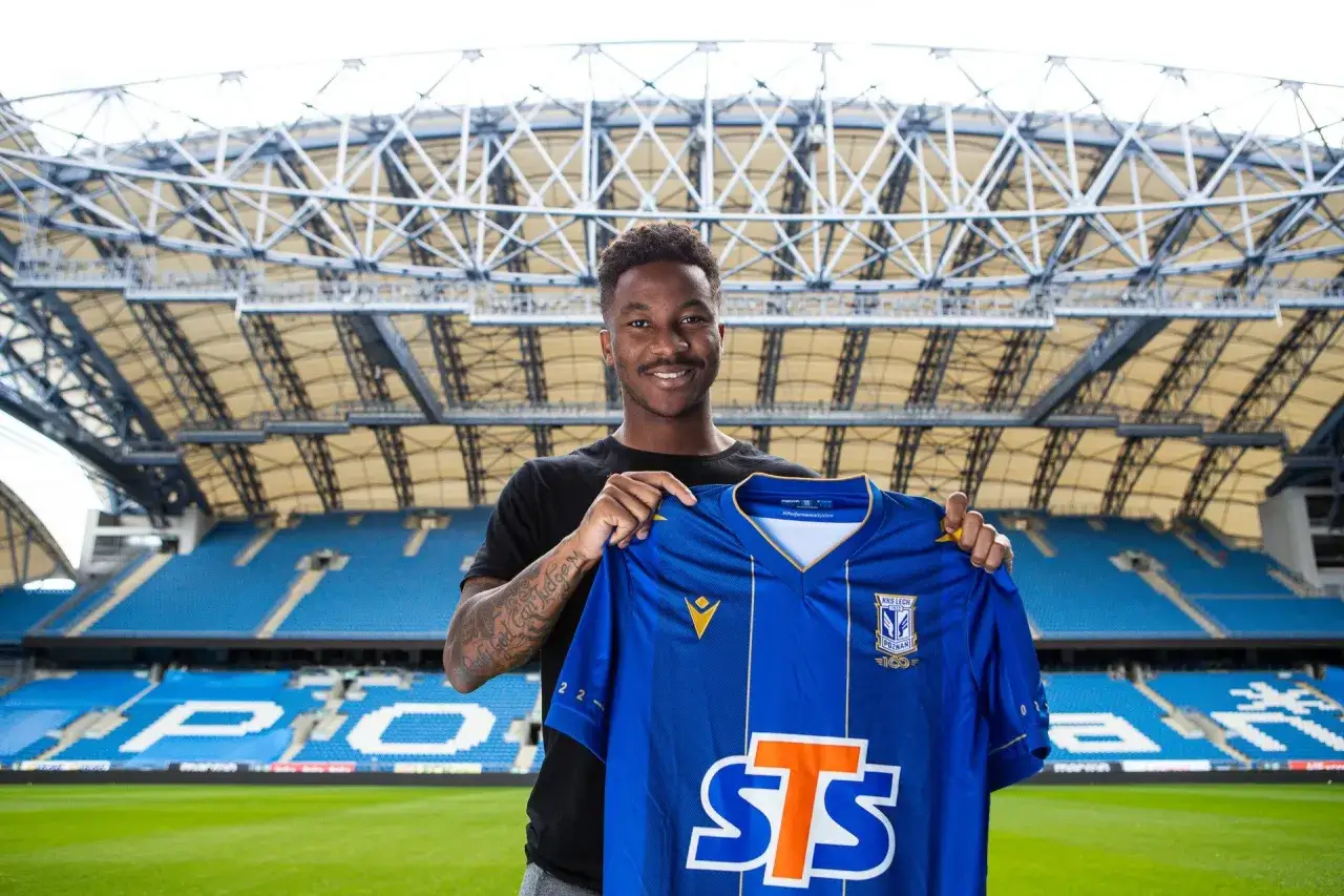 Piłkarz prezentuje niebieską koszulkę Lecha Poznań. Czy to zapowiedź nowych lech pogłoski transferowe?