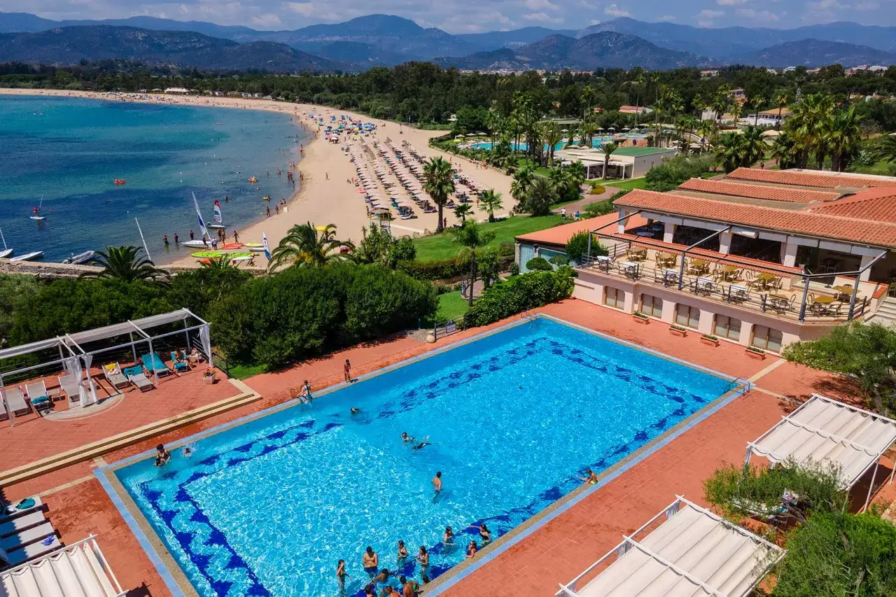 Einladender Poolbereich mit Blick auf den Strand und das Meer. Das Hotel Club Saraceno bietet Erholung pur.