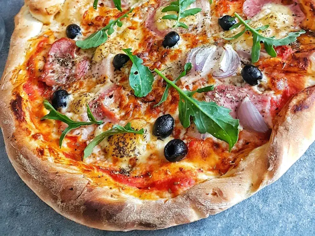 domowa pizza składniki ciasto mąka drożdże