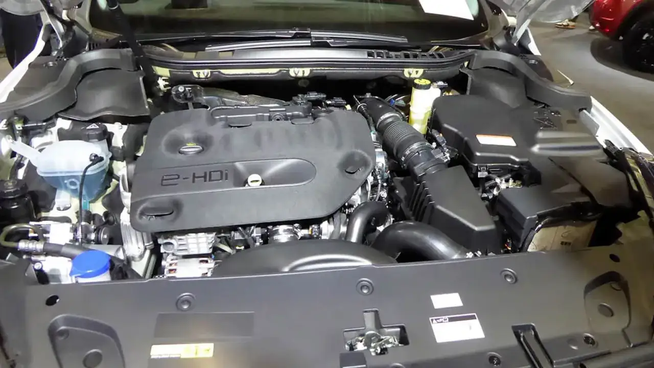 Silnik 2.0 HDi w Peugeot 508. Widoczny jest jego czarny, masywny blok oraz elementy układu dolotowego.