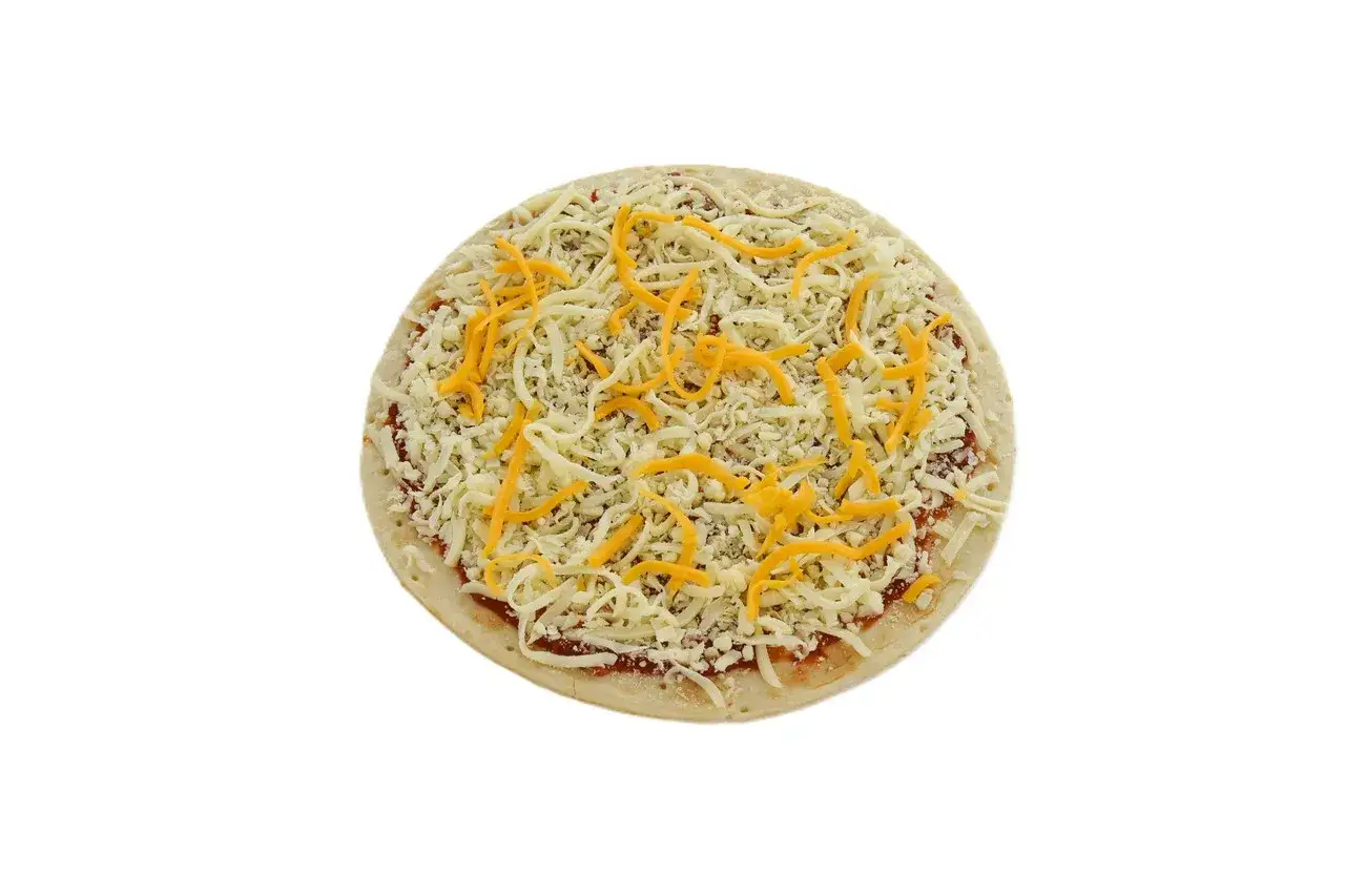 Rohe Pizza mit Tomatensauce und einer gro&szlig;z&uuml;gigen Mischung aus geriebenem K&auml;se, bereit f&uuml;r eine k&ouml;stliche quattro formaggi.