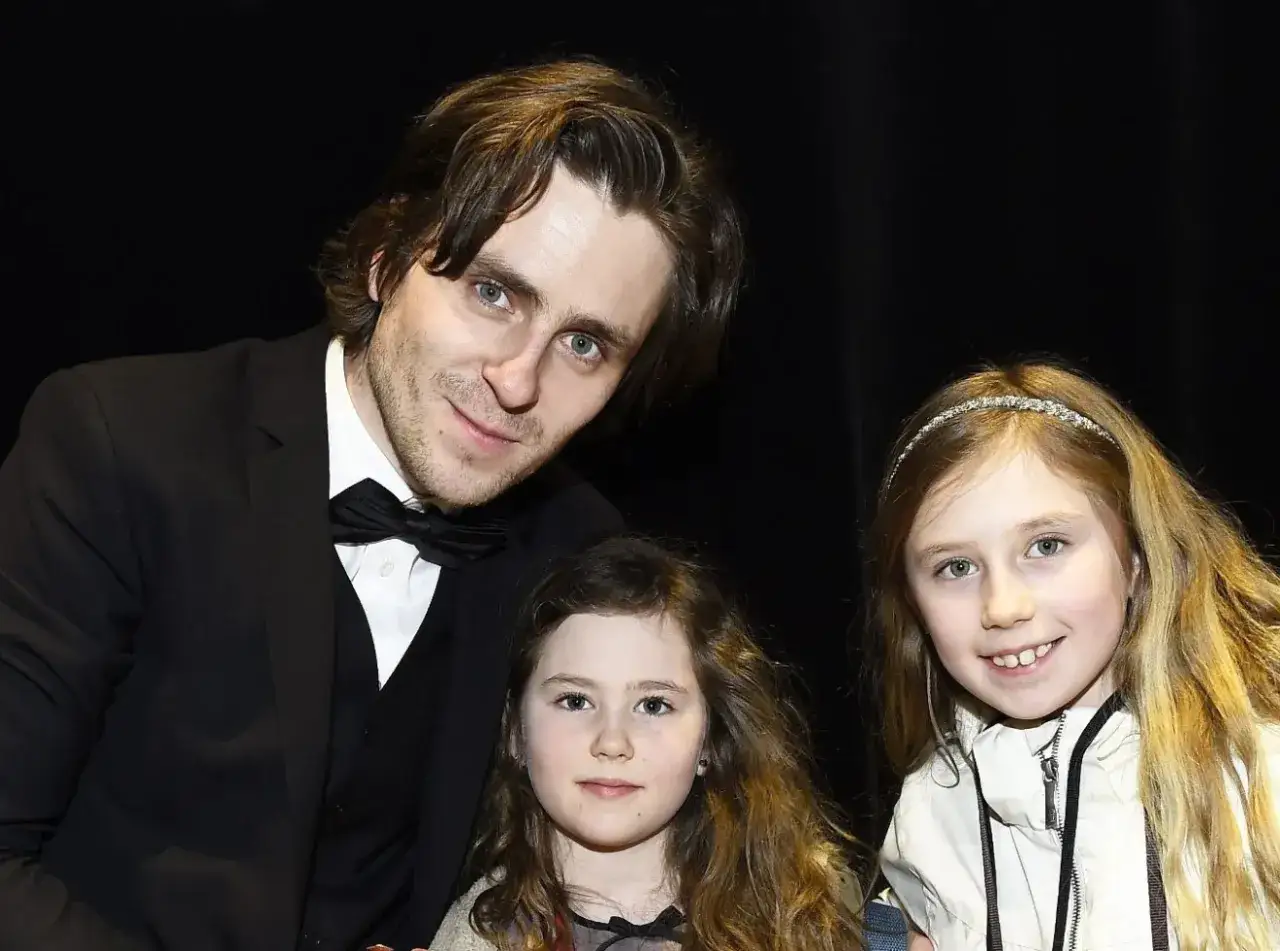 Sverrir Gudnason med tv&aring; barn, en flicka med brunt h&aring;r och en flicka med blont h&aring;r och diadem.